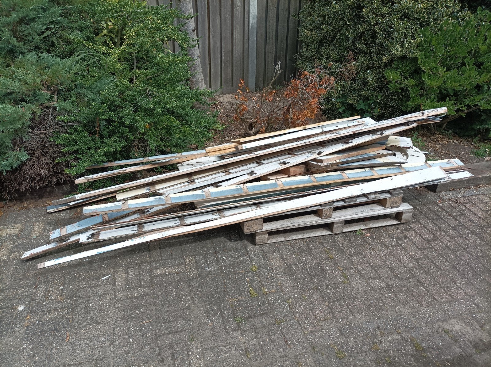 Diverse gebruikte houten planken en balken stookhout, Ophalen