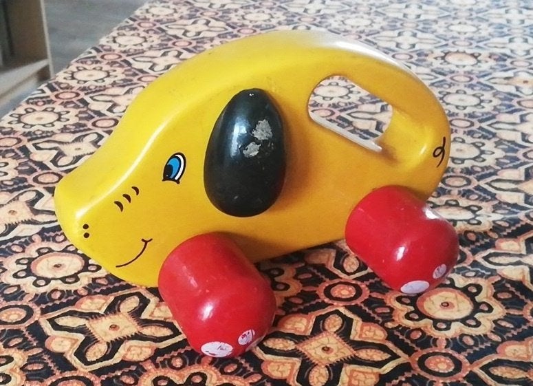 Houten Auto in de vorm van Hond, Kinderen en Baby's, Speelgoed | Houten speelgoed, Ophalen of Verzenden, Zo goed als nieuw