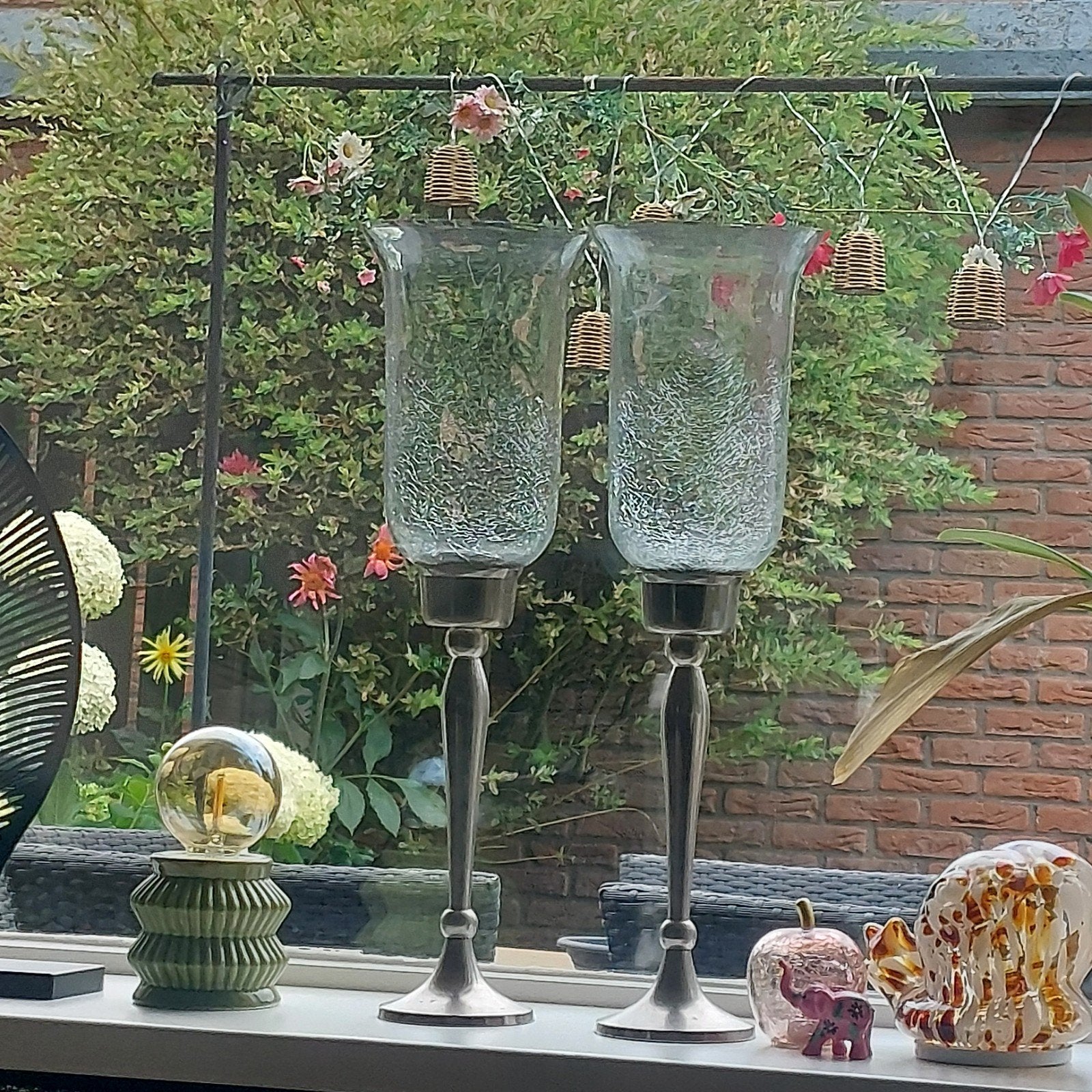 Set van 2 glazen windlichten met metalen voet, Huis en Inrichting, Woonaccessoires | Kandelaars en Kaarsen, Windlicht, Meerkleurig