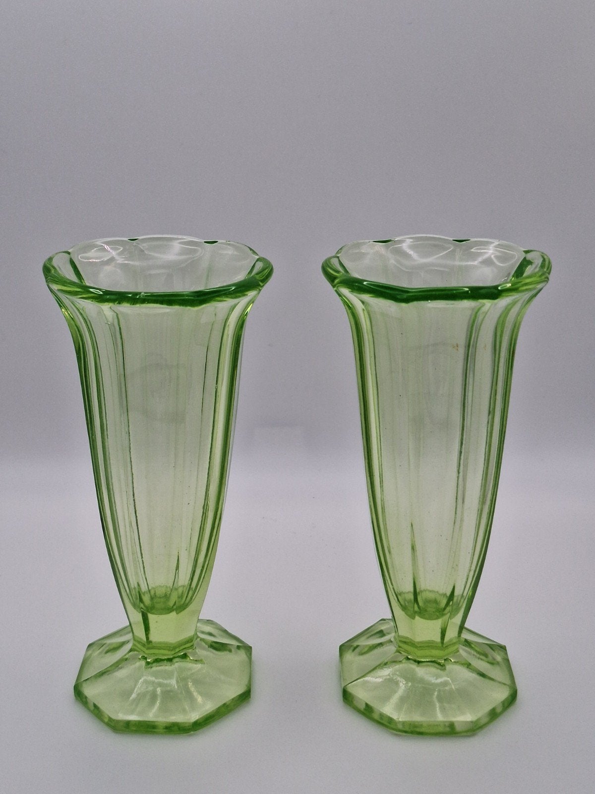 Art Deco Vaasjes Uranium Glas set 2, Ophalen