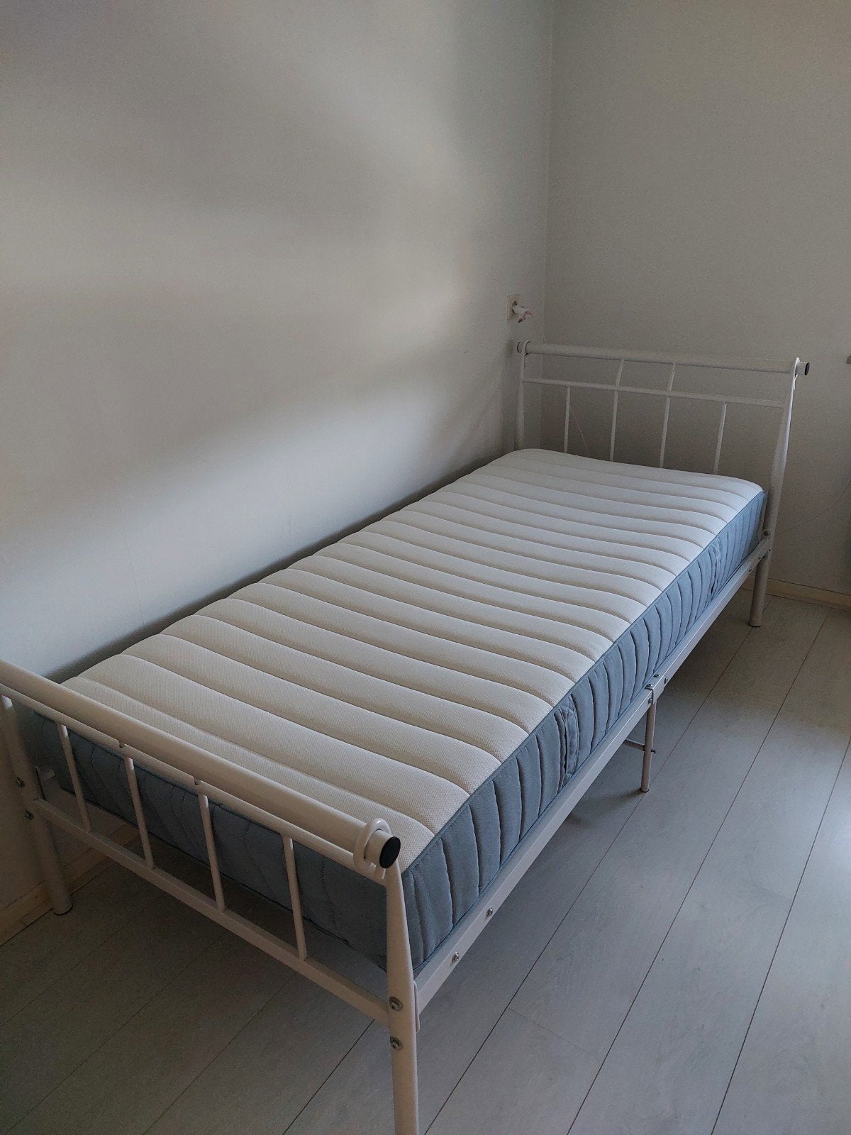Bed frame met matras 1 persoons 90x200 zgs, Huis en Inrichting, Slaapkamer | Bedden, Ophalen, 90 cm, Eenpersoons, Wit