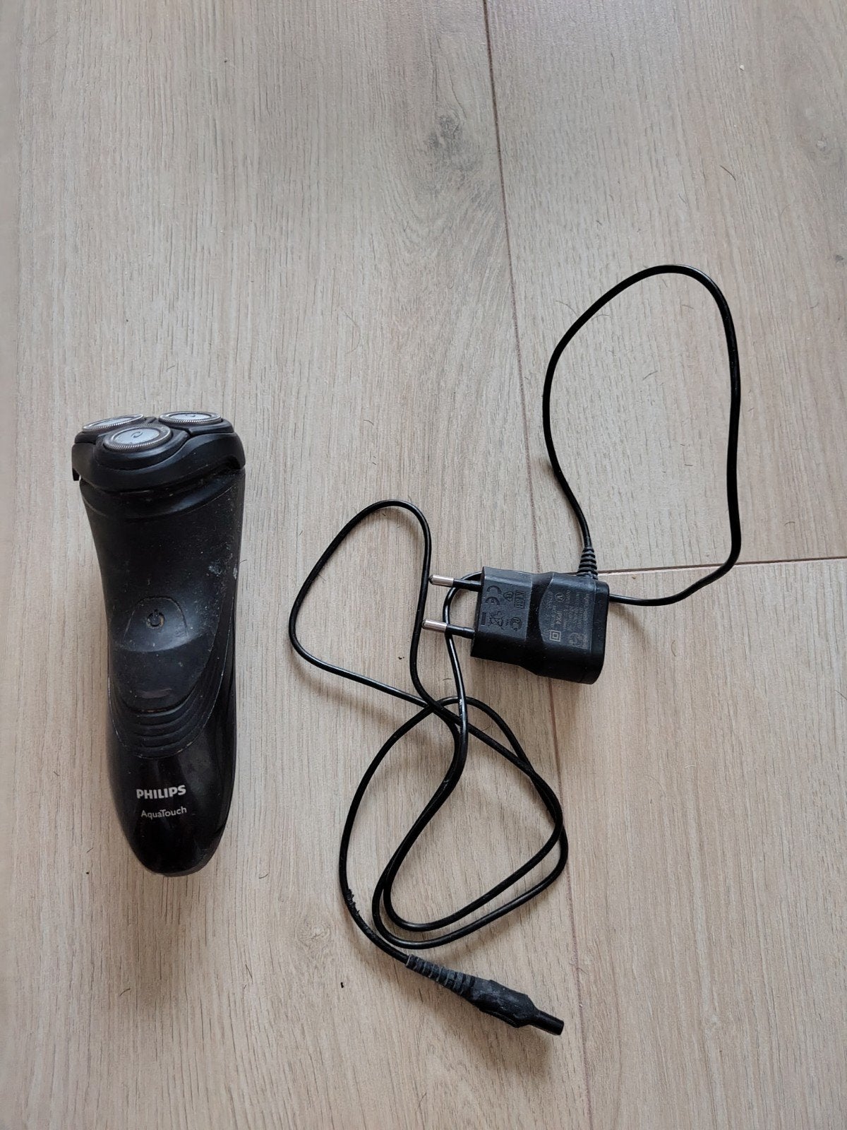Philips Aquatouch scheerapparaat met oplader, Ophalen of Verzenden, Gebruikt, Scheren en Epileren