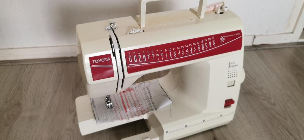 Naaimachine Toyota ES121 compleet werkt goed, Hobby en Vrije tijd, Naaimachines en Toebehoren, Ophalen of Verzenden, Zo goed als nieuw