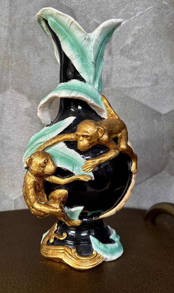 Vaas met apen en bananenblad - Goud Zwart Turquoise, Huis en Inrichting, Woonaccessoires | Vazen, Ophalen, Overige materialen