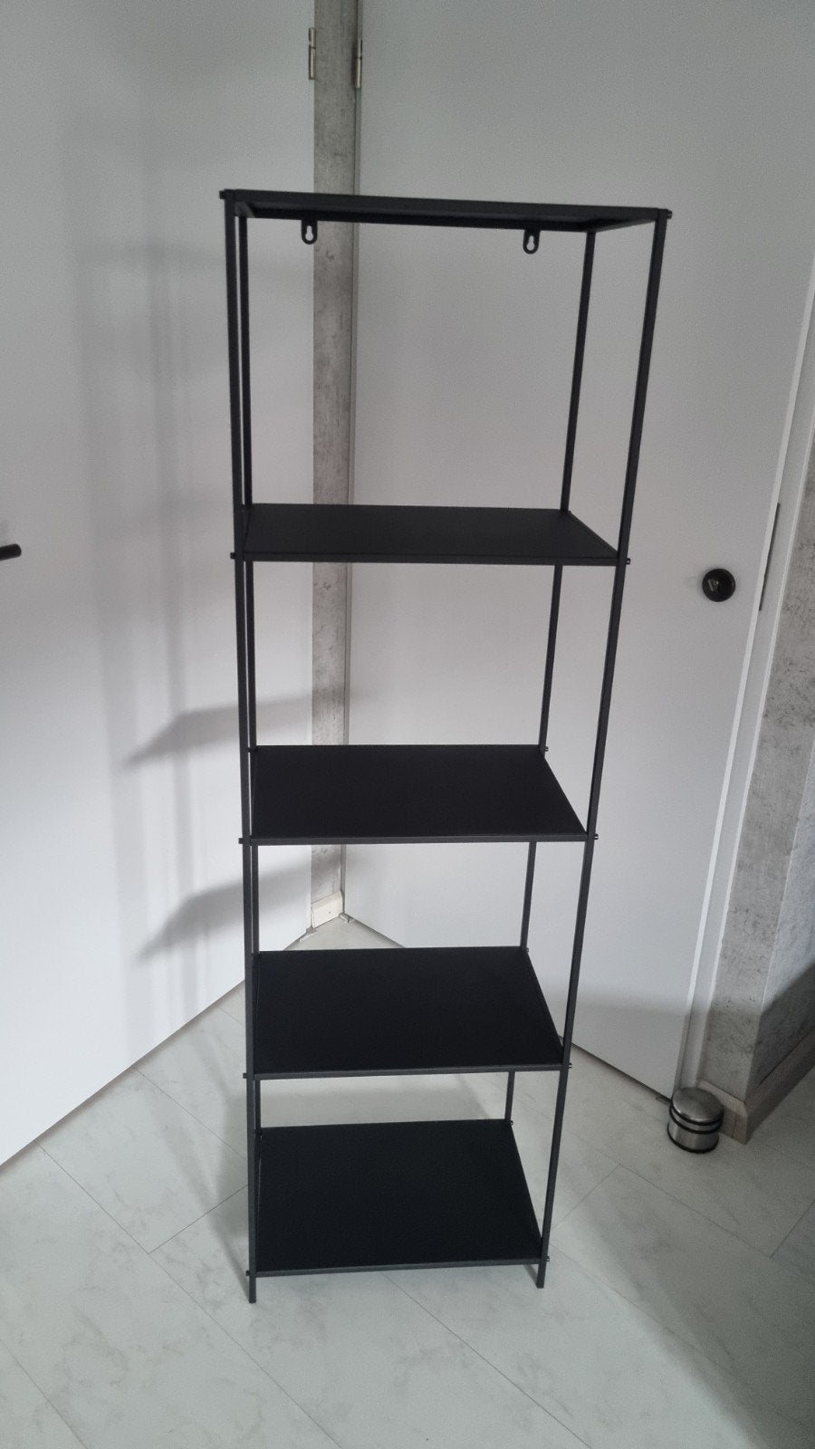 Zwart stalen kast., Ophalen