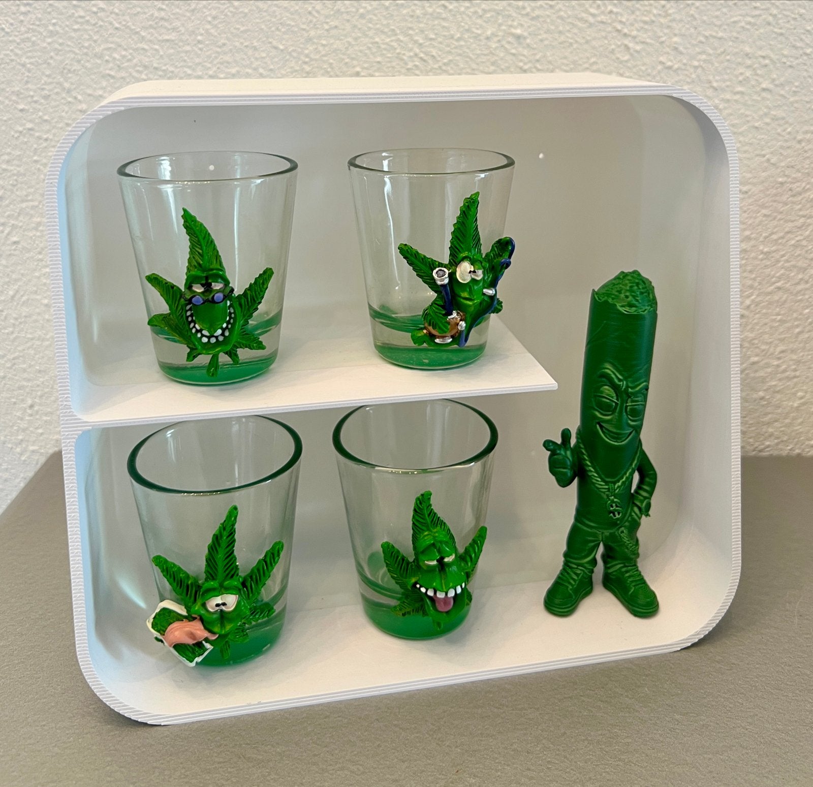 Shotglaasjes met wietblad design en display, Verzamelen, Ophalen of Verzenden, Zo goed als nieuw, Borrel- of Shotglas