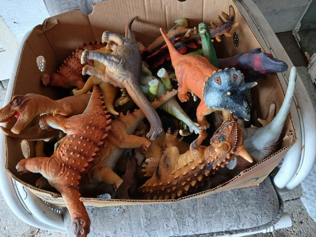 Heelveel dinosaurusen, Ophalen of Verzenden, Beeldje of Figuurtje