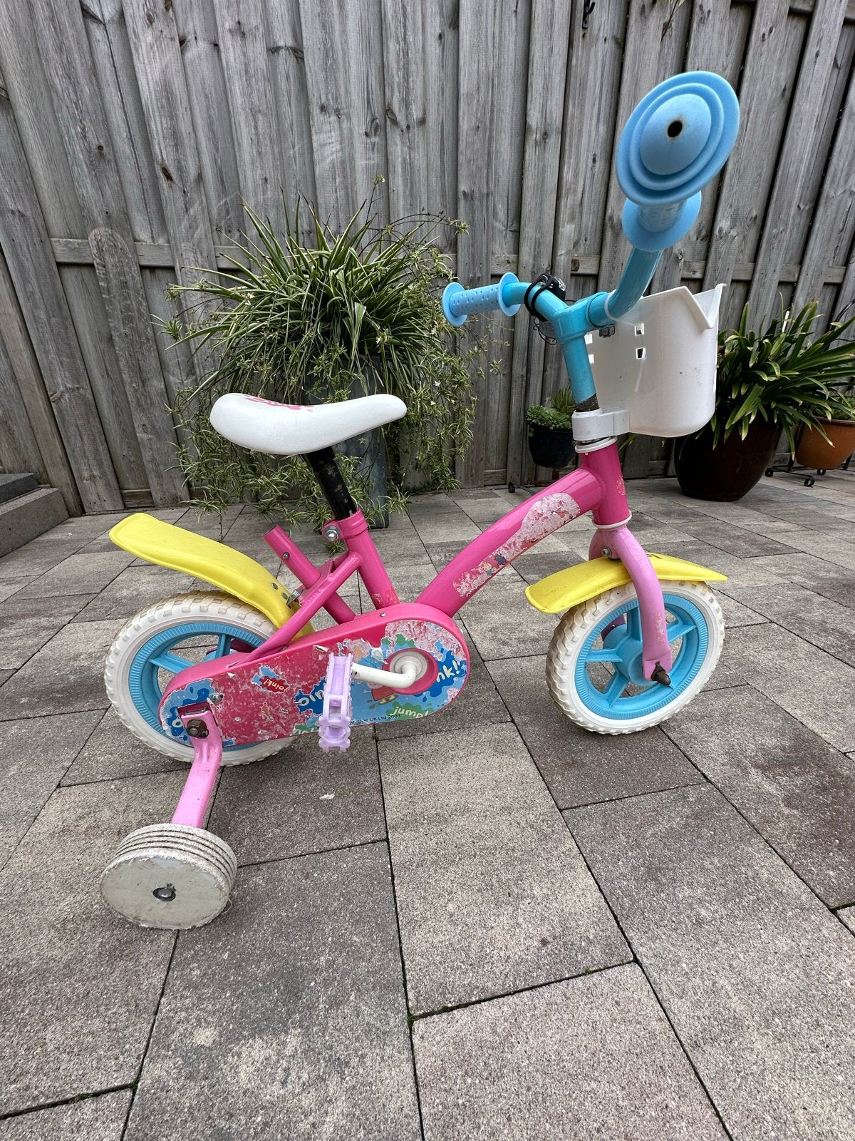 Roze kinderfiets met zijwieltjes en mandje, Terugtraprem, Zijwieltjes, Gebruikt, Ophalen of Verzenden