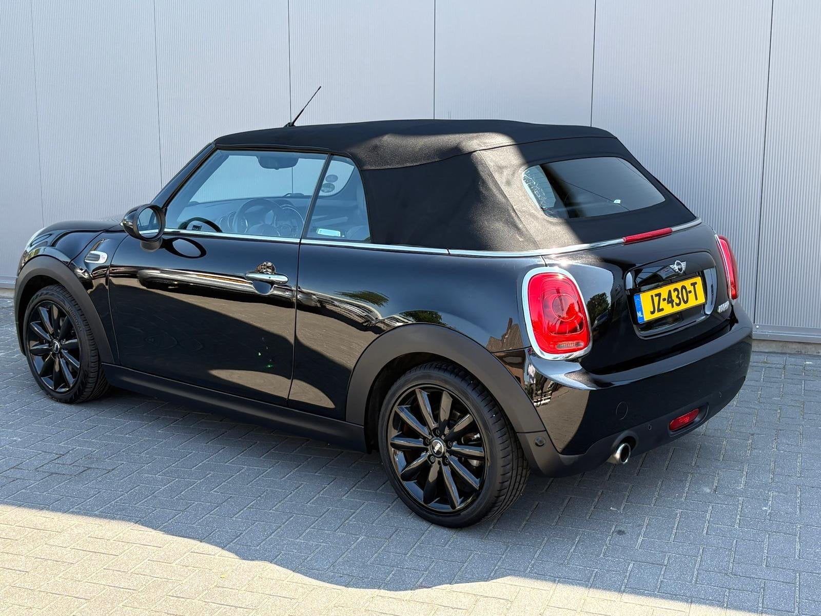 MINI Cabrio 1.5i 136PK Cooper Chili Serious Business Cabrio/, Auto's, Mini, Voorwielaandrijving, 12 maanden, 136 pk, Gebruikt