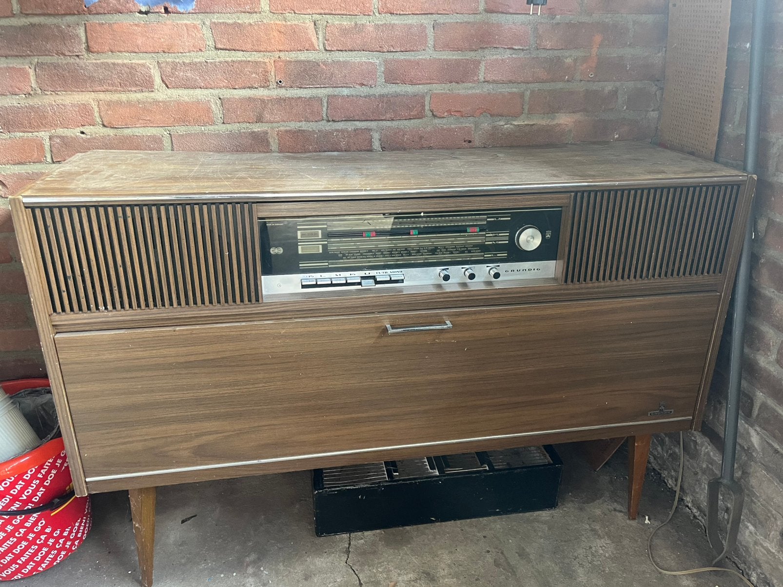 Radio meubel, Ophalen