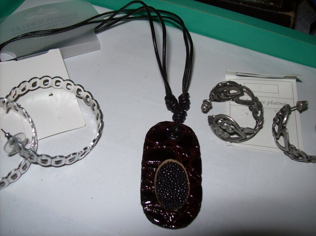 Ketting Zwart Koord Mooi Hangertje 2 x Fraaie Oorbellen, Overige kleuren, Nieuw, Ophalen of Verzenden, Overige materialen