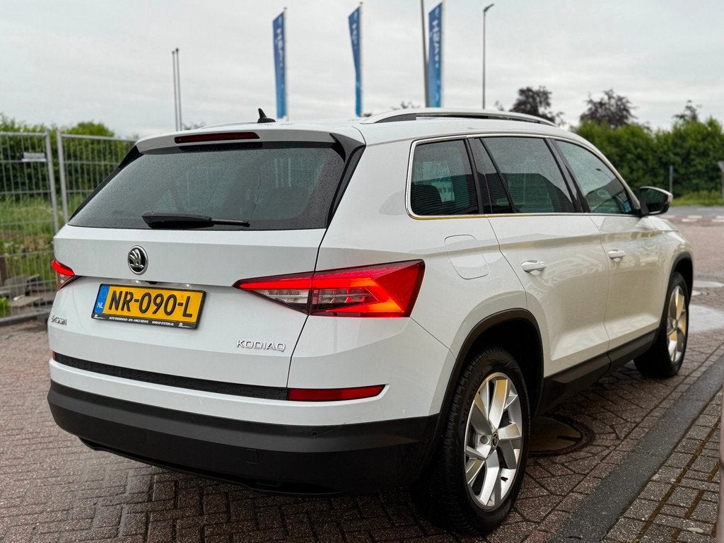 Skoda Kodiaq 1.4 TSI ACT Style 7Pers Automaat Pano-dak Xenon, Auto's, Skoda, 4 cilinders, 150 pk, 7 stoelen, Wit