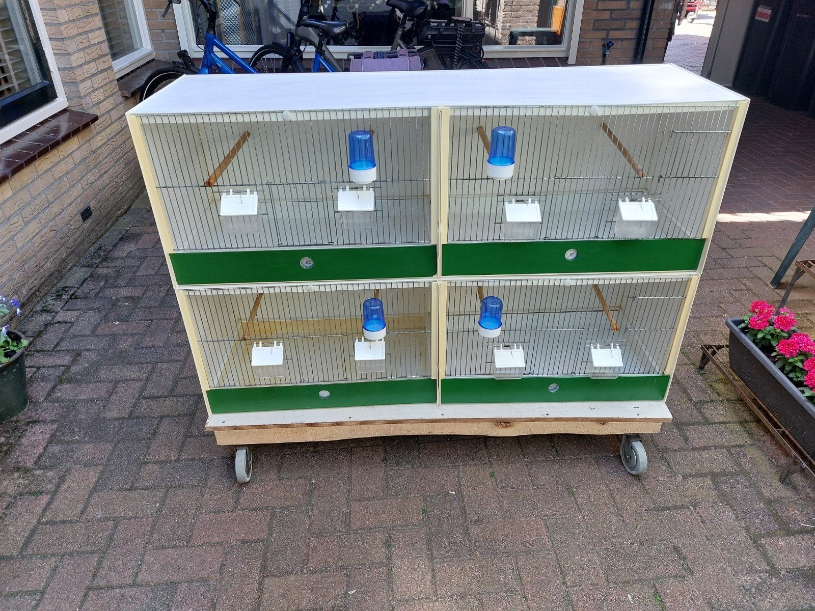 2 heesakkers kunstof broedkooien 124, Dieren en Toebehoren, Vogels | Hokken en Kooien, Ophalen, Gebruikt, Kunststof, Broedkooi of Kweekkooi
