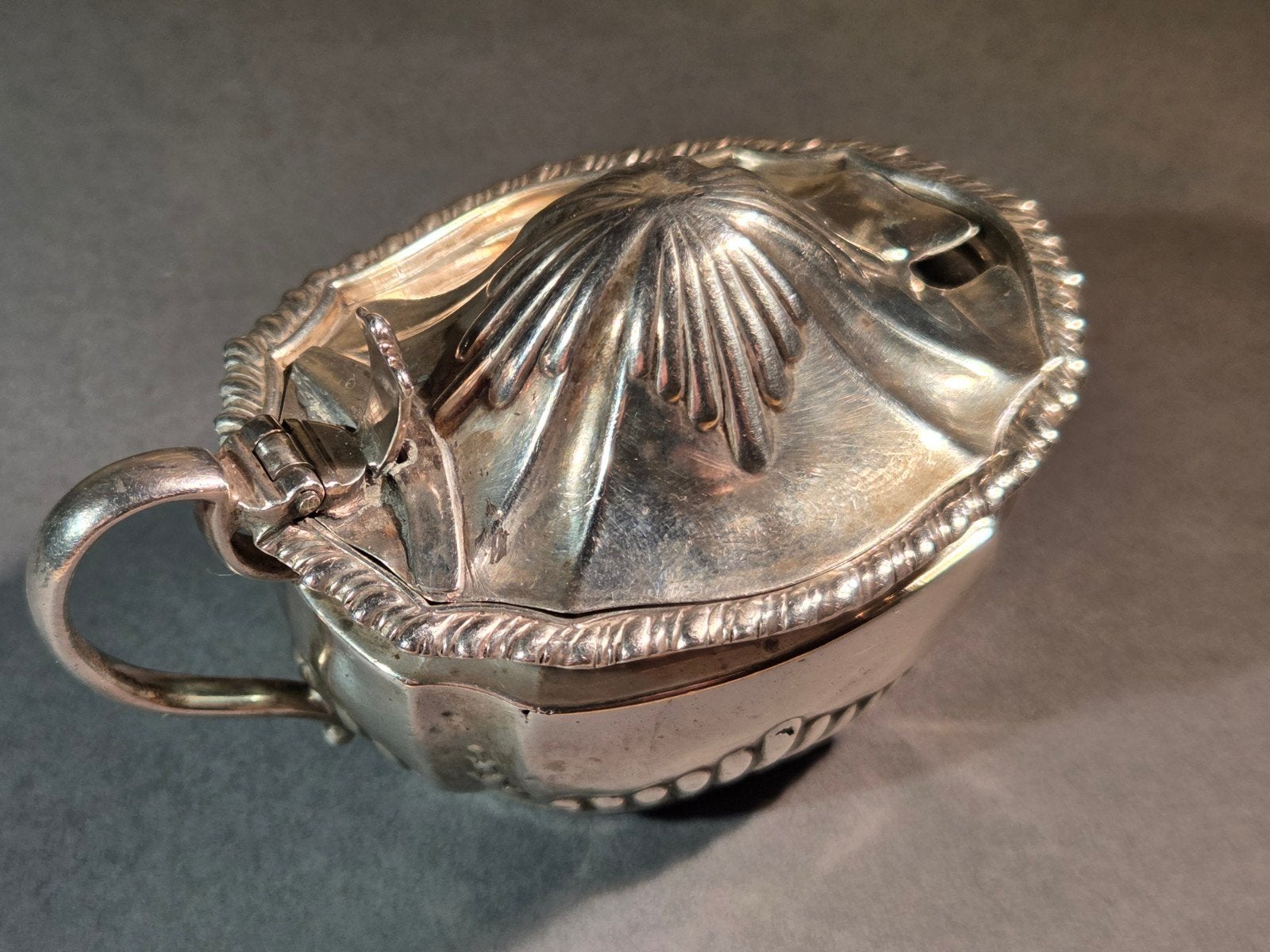 AD65 Antiek Zilveren Mosterdpotje/Zoutvaatje John Round, Ophalen of Verzenden, Zilver