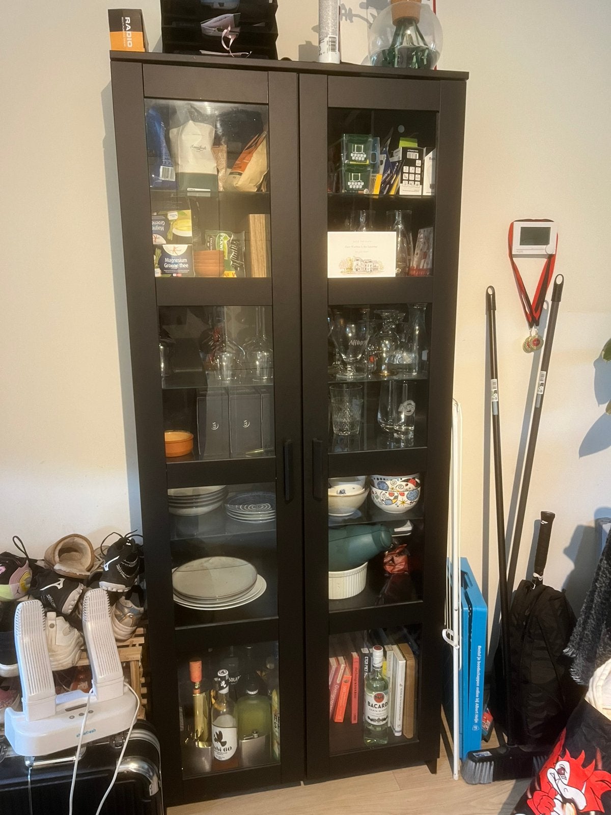 Brimnes vitrine of servieskast, Huis en Inrichting, Kasten | Vitrinekasten, Ophalen, Gebruikt, 50 tot 100 cm, 150 tot 200 cm