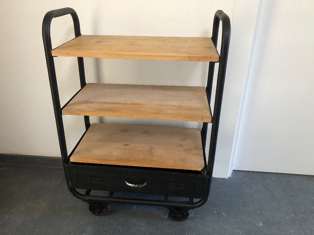 Metalen trolley met 3 houten planken en 4 wielen, Ophalen, Metaal of Aluminium, 55 tot 75 cm, Zo goed als nieuw