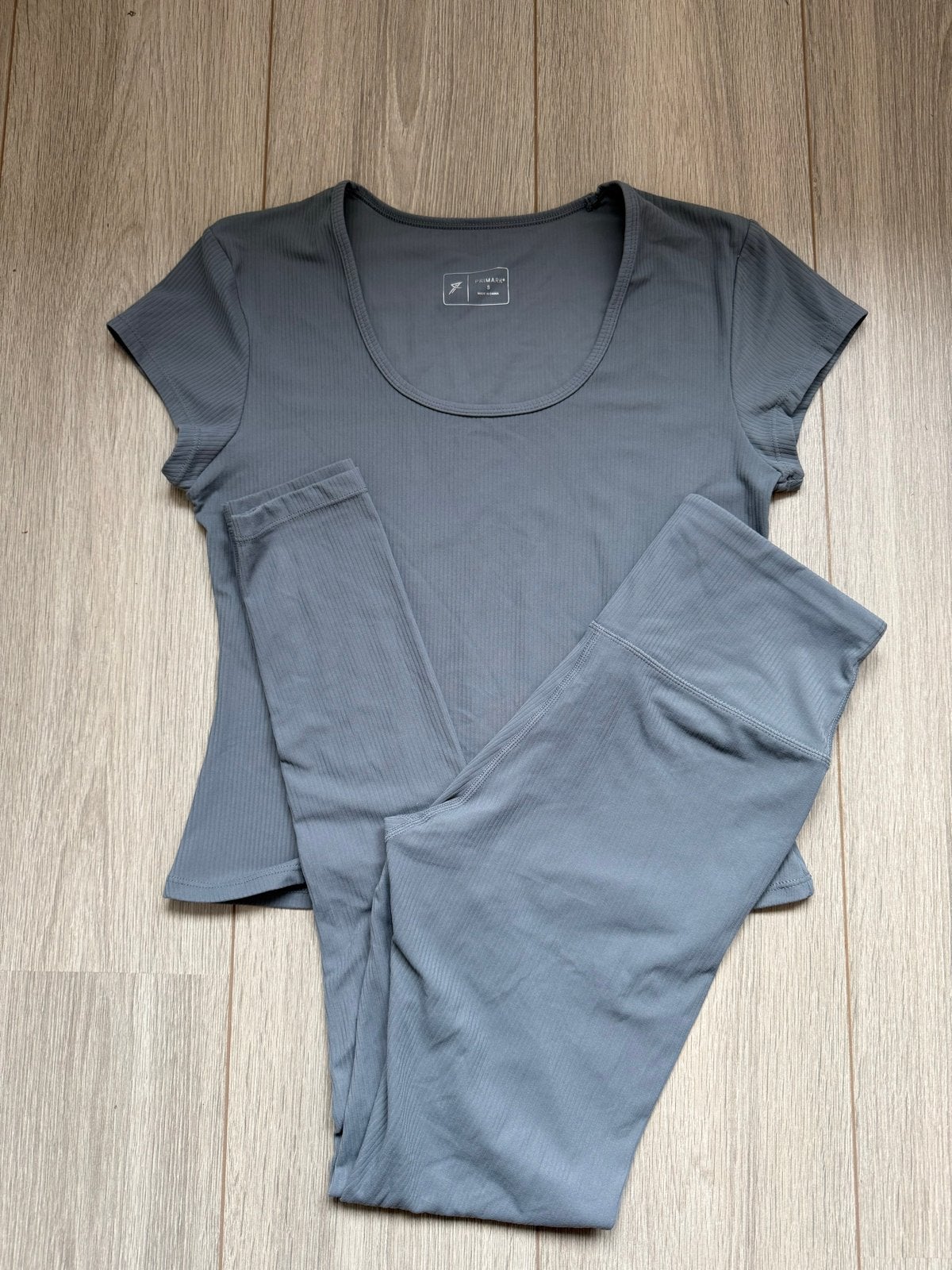 Sportset maat s grijs yoga fitness zo goed als nieuw, Kleding | Dames, Ophalen of Verzenden, Maat 36 (S), Grijs, Fitness of Aerobics
