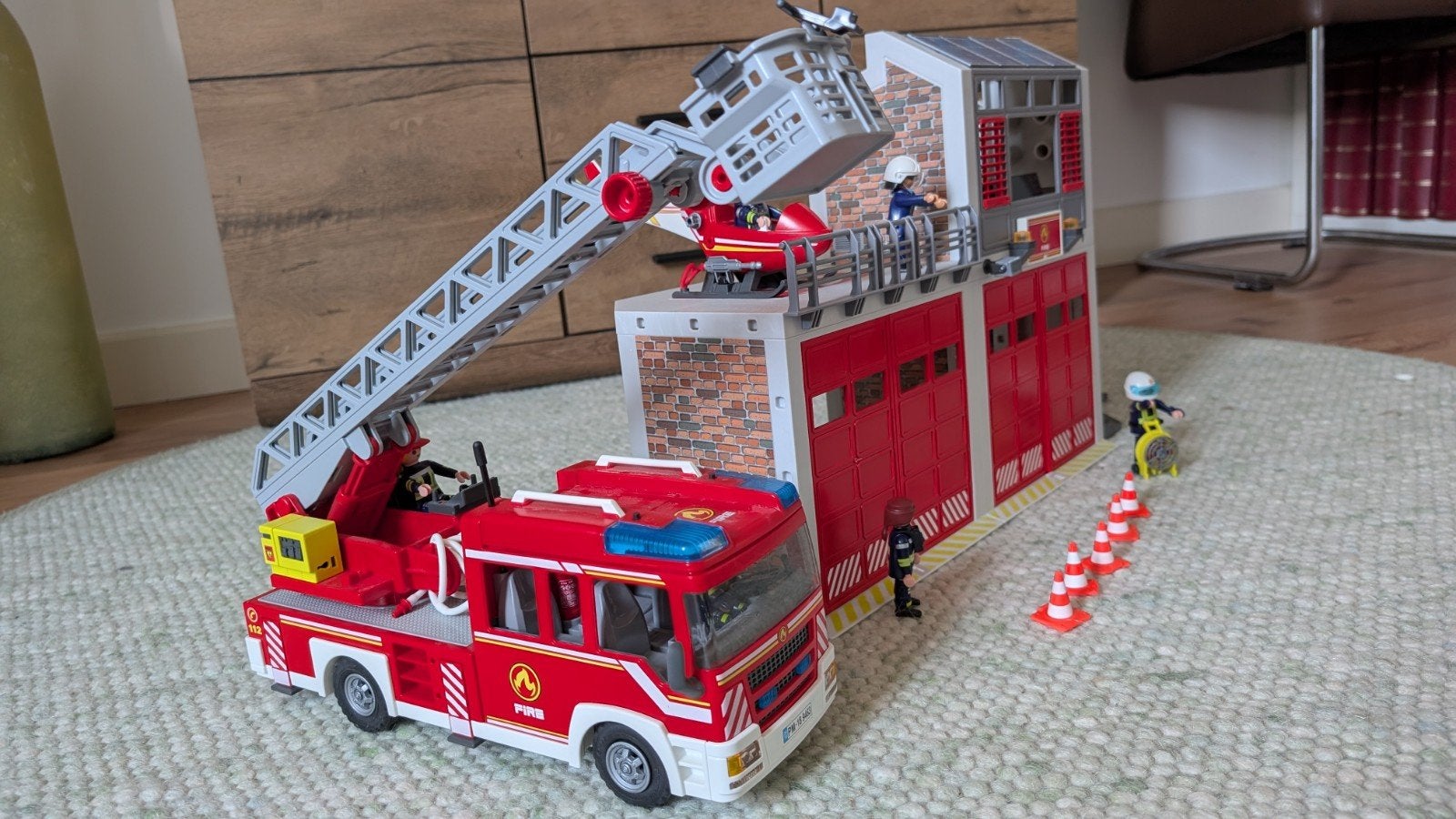 Foto 3 van Playmobil Brandweerkazerne 9462 met Ladderwagen 9463