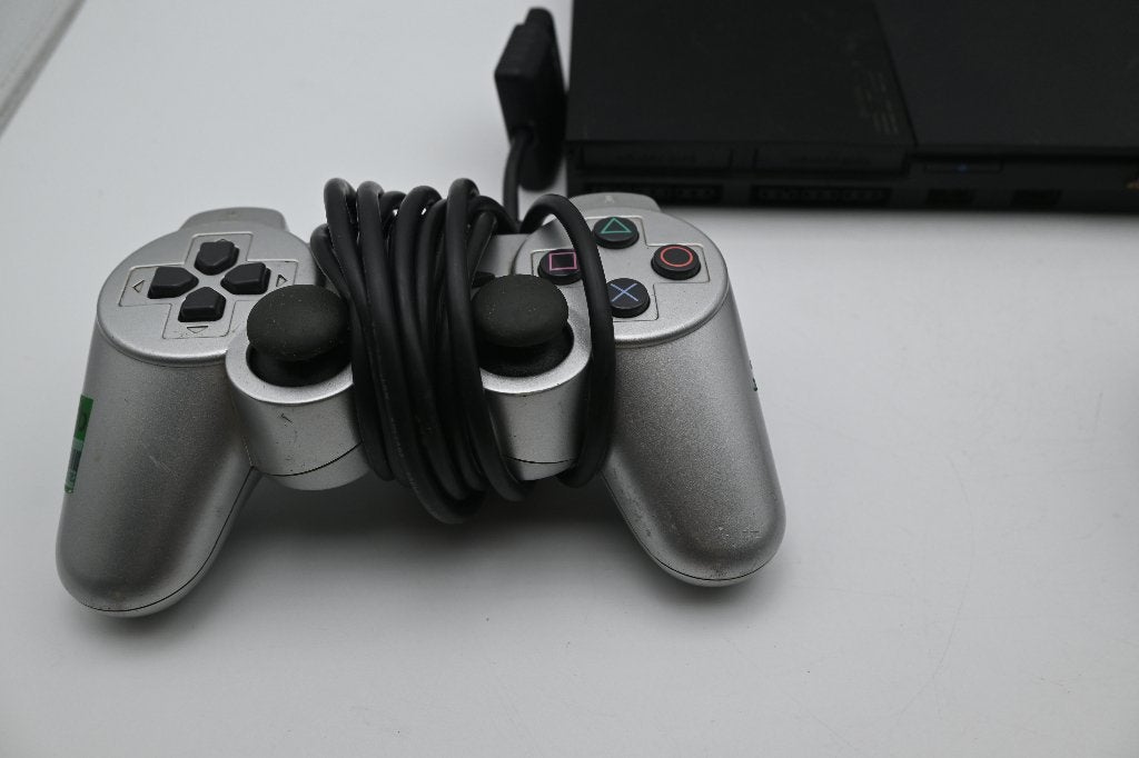 Playstation 2 Slim Model met 2 Controllers, Gebruikt, Sony Interactive Entertainment Inc., 1-7-1 Konan, Minato-ku, Tokyo 108-0075, Japan
