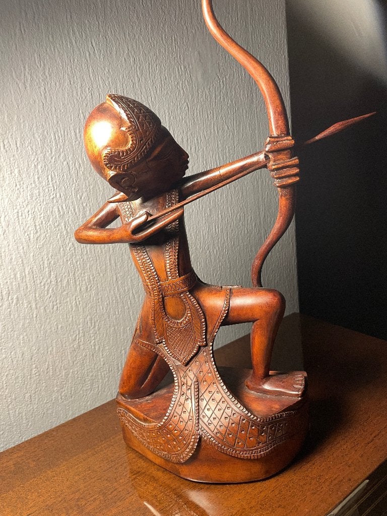 Zeer bijzondere Art Deco Pita Maha Bali boogschutter Arjuna, Antiek en Kunst, Verzenden, Handgemaakt, Beeld, Hout
