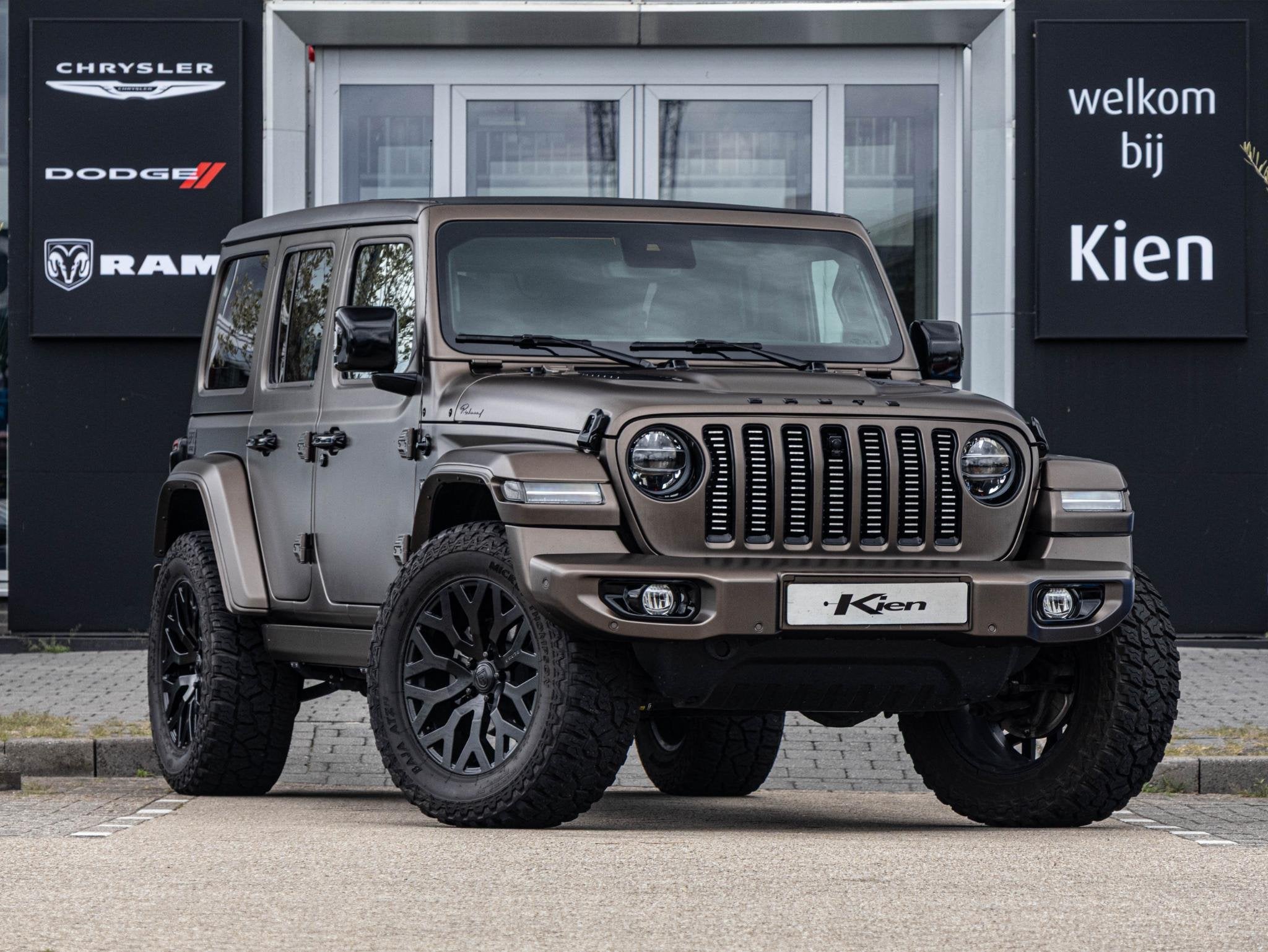 Jeep Wrangler Unlimited Brute 4xe 380 Rubicon | Treeplanken, Auto's, Jeep, Automaat, 4 cilinders, Cabriolet, Zwart