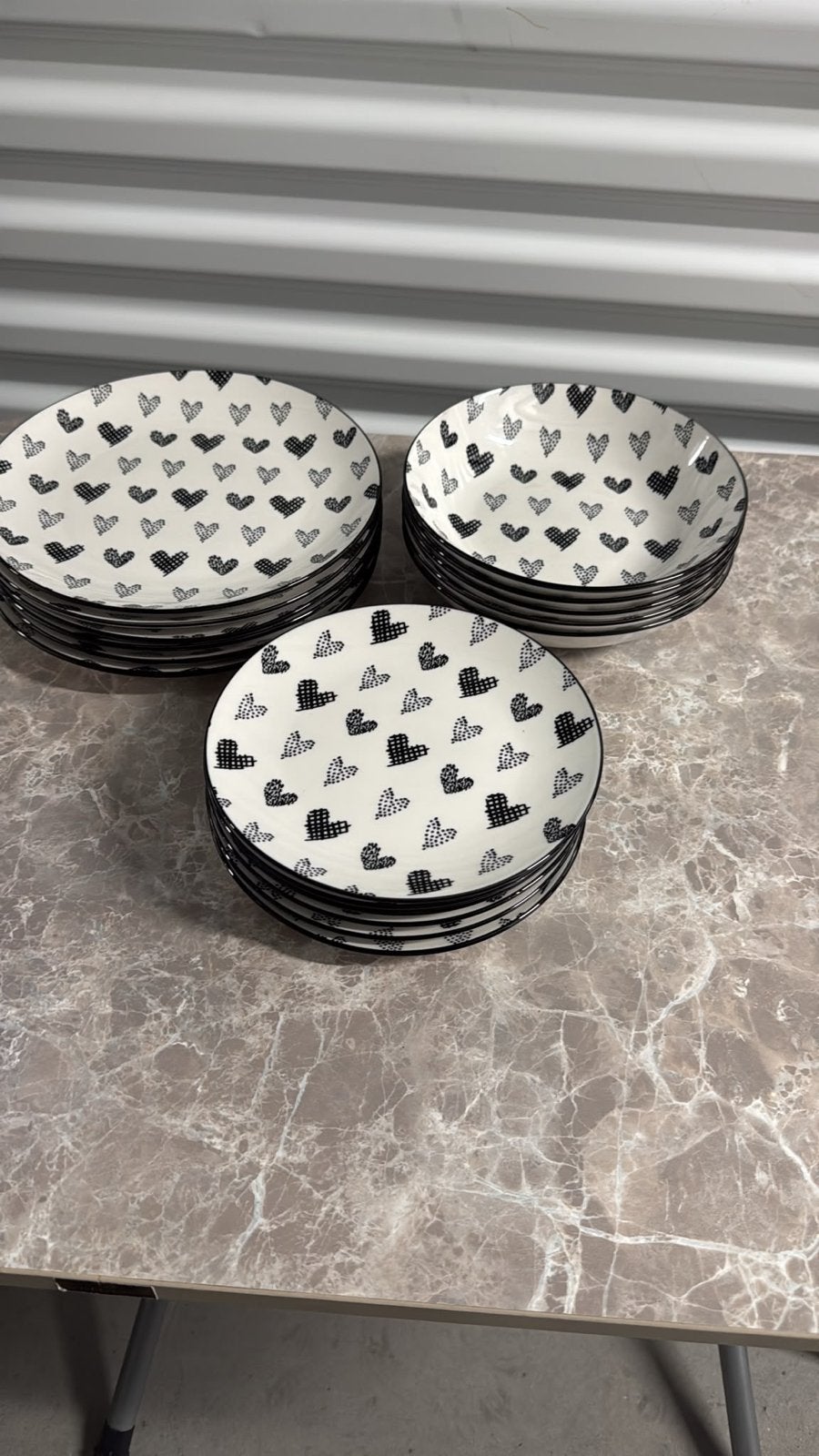 Set van 17 borden met hartjespatroon, Huis en Inrichting, Keuken | Servies, Zo goed als nieuw, Bord(en), Overige stijlen, Keramiek