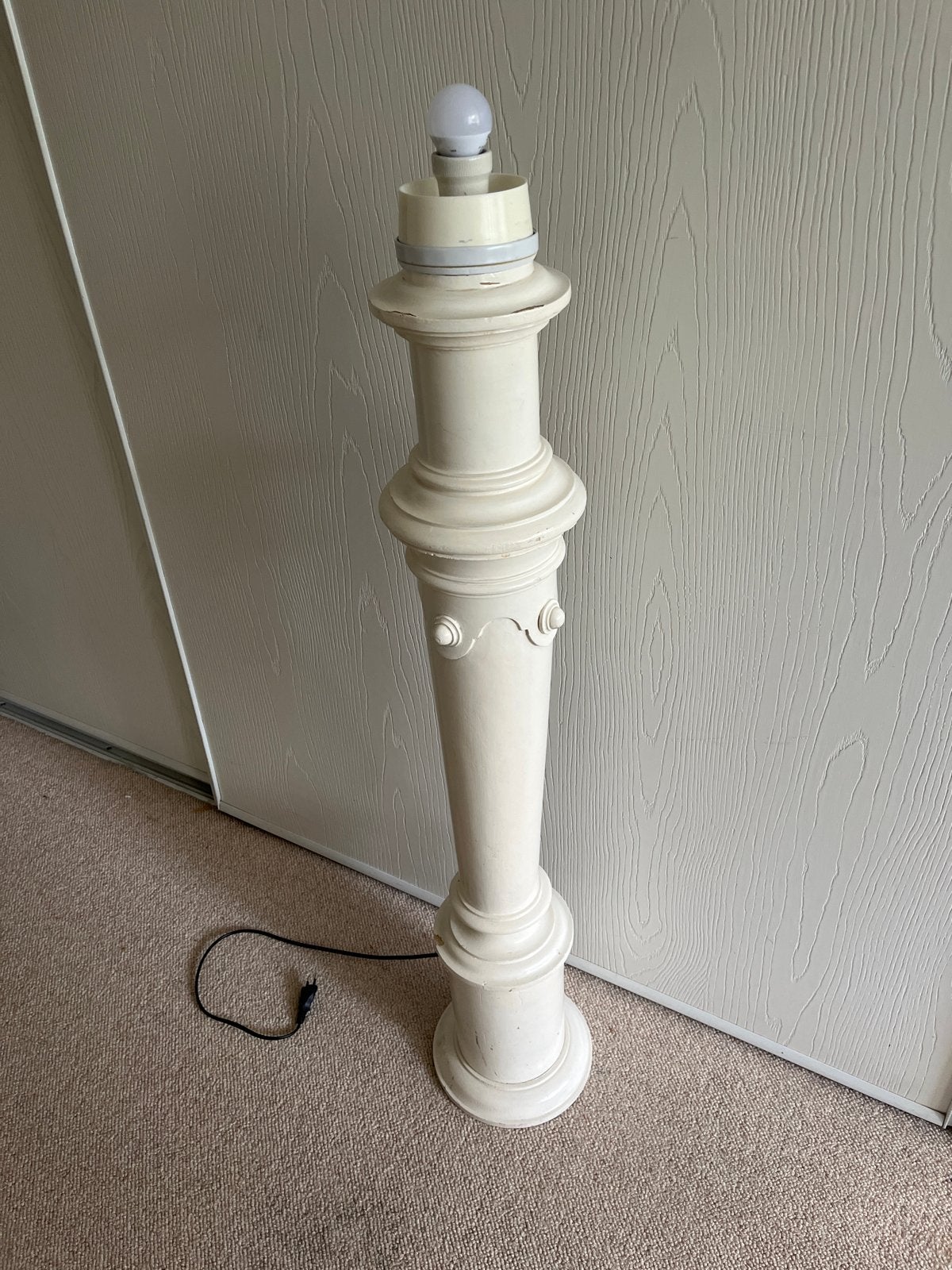Crèmekleurige vloerlamp in klassieke stijl, Huis en Inrichting, Lampen | Vloerlampen, Ophalen, Overige materialen, Gebruikt, 100 tot 150 cm