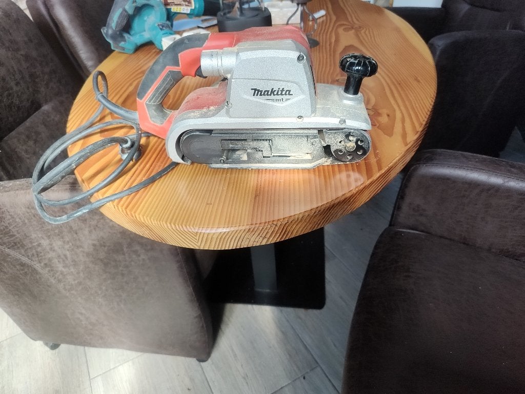 Makita bandschuurmachine 220v, Doe-het-zelf en Verbouw, Ophalen of Verzenden, Gebruikt, 600 tot 1200 watt, Bandschuurmachine