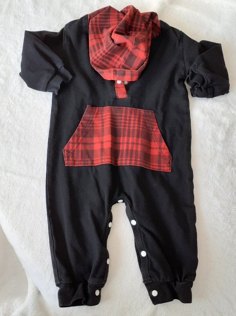 Baby boxpakje stoer zwart rood met ruitjes Shein 74, Kinderen en Baby's, Ophalen of Verzenden, Nieuw, Jongetje of Meisje, Pakje