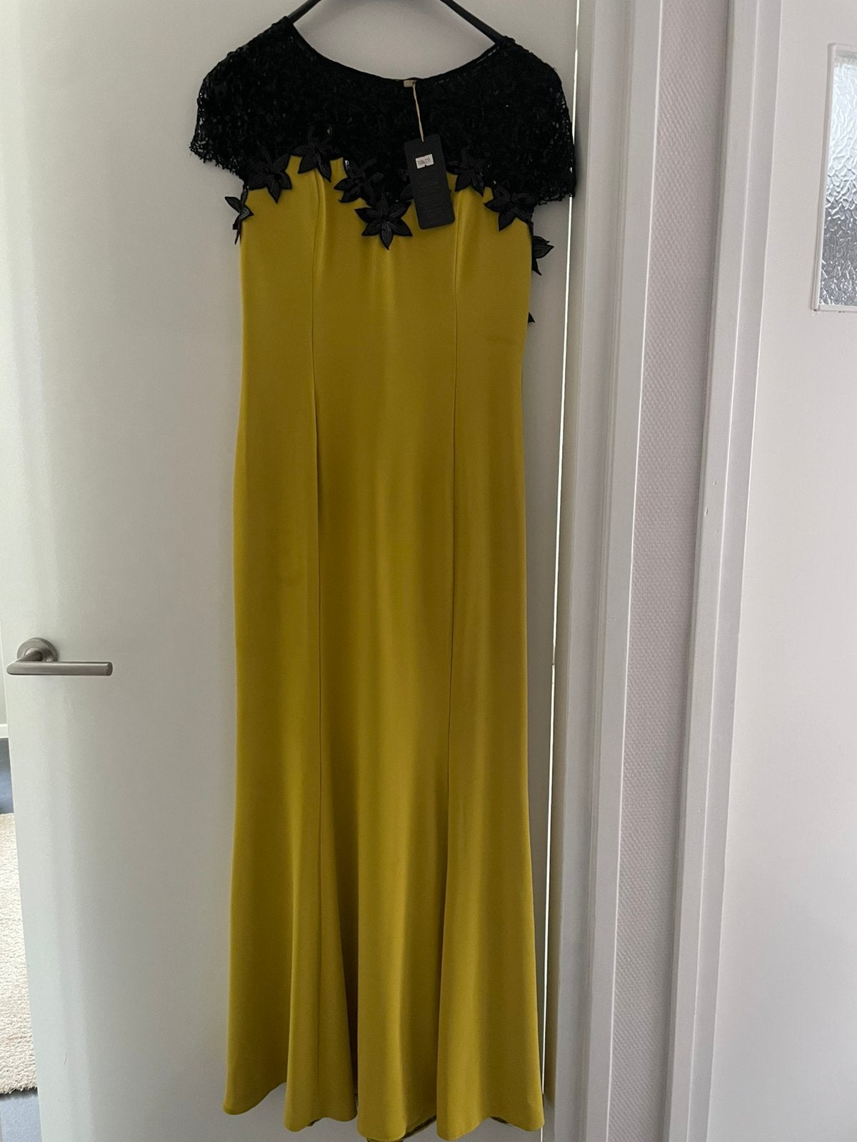 Gele avondjurk met zwarte kanten details maat m, Geel, Nieuw, Onder de knie, Ophalen