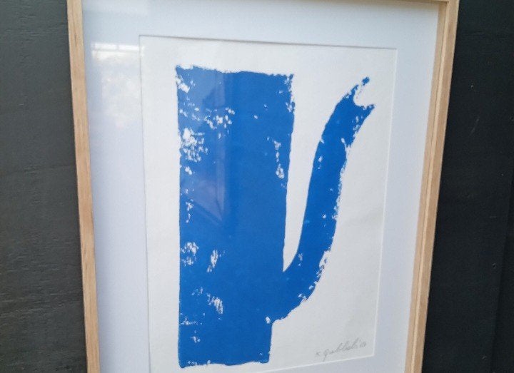 Klaas Gubbels - Houtdruk Blauwe Koffiekan (2018), Ophalen of Verzenden, Houtsnede, Ingelijst