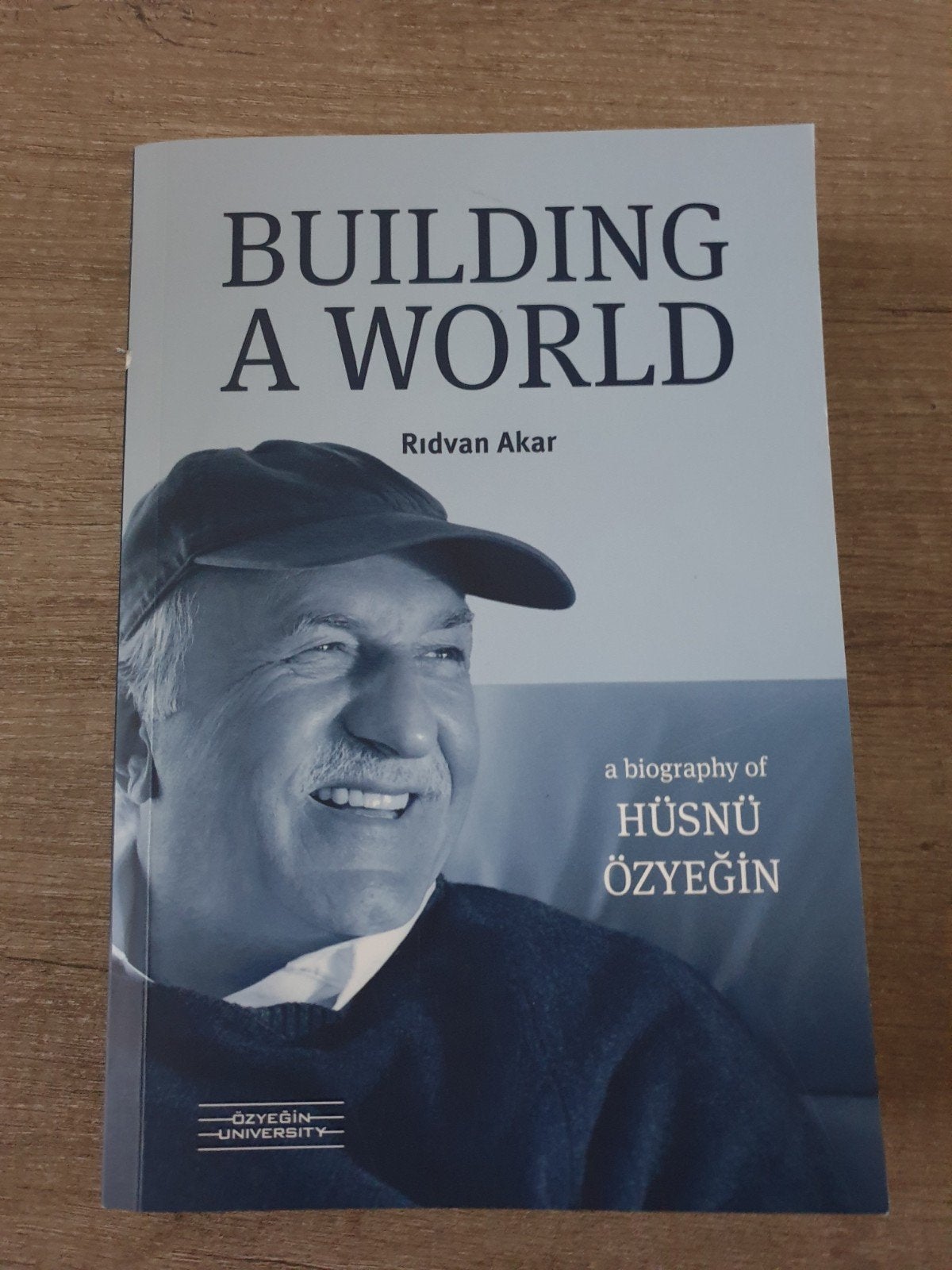 Building a World: Biografie van Hüsnü Özyeğin, Ophalen of Verzenden, Gelezen, Rıdvan Akar, Overige
