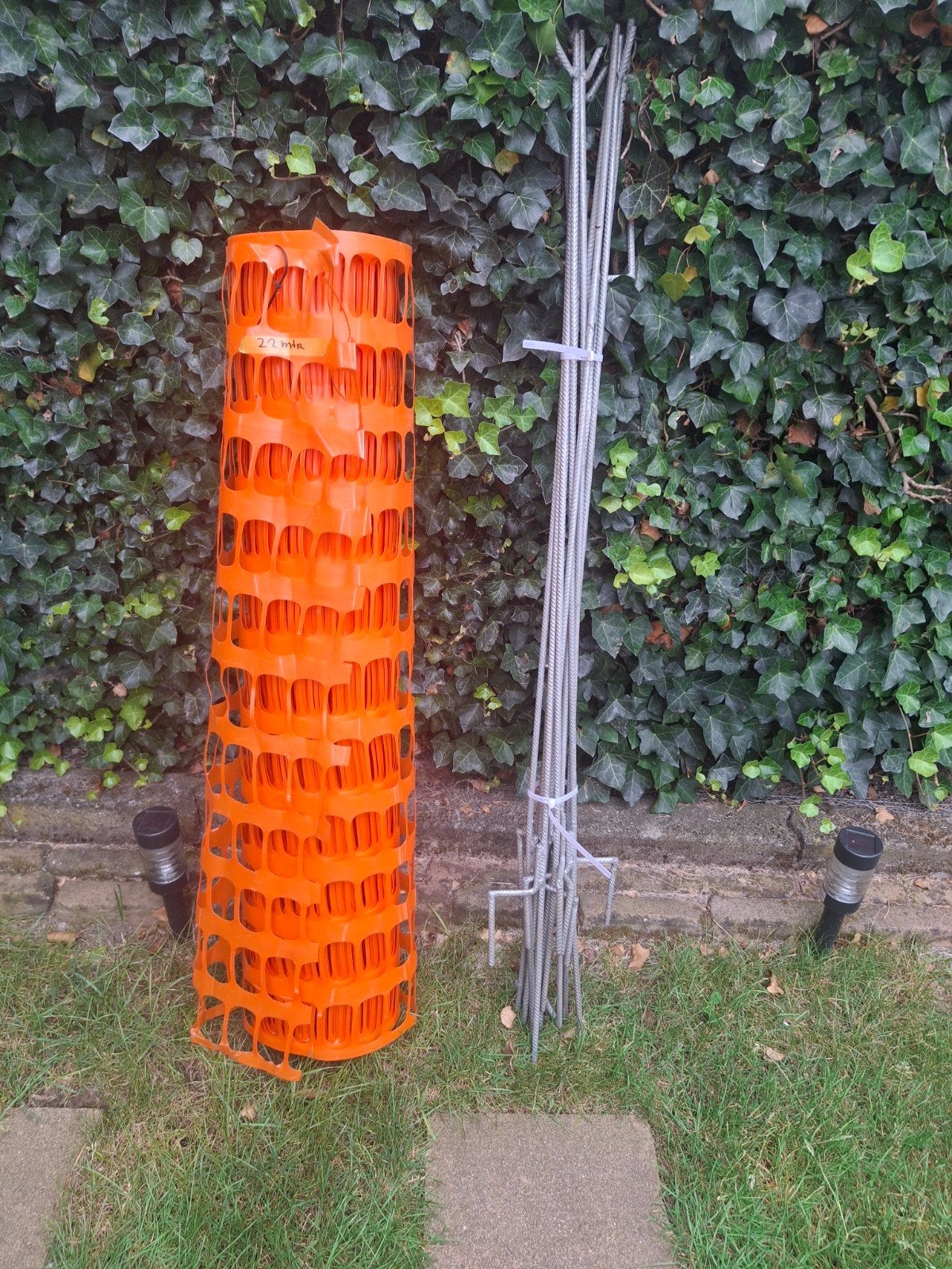 Oranje afzetlint en ijzeren palen - 40 meter, Ophalen, Gebruikt