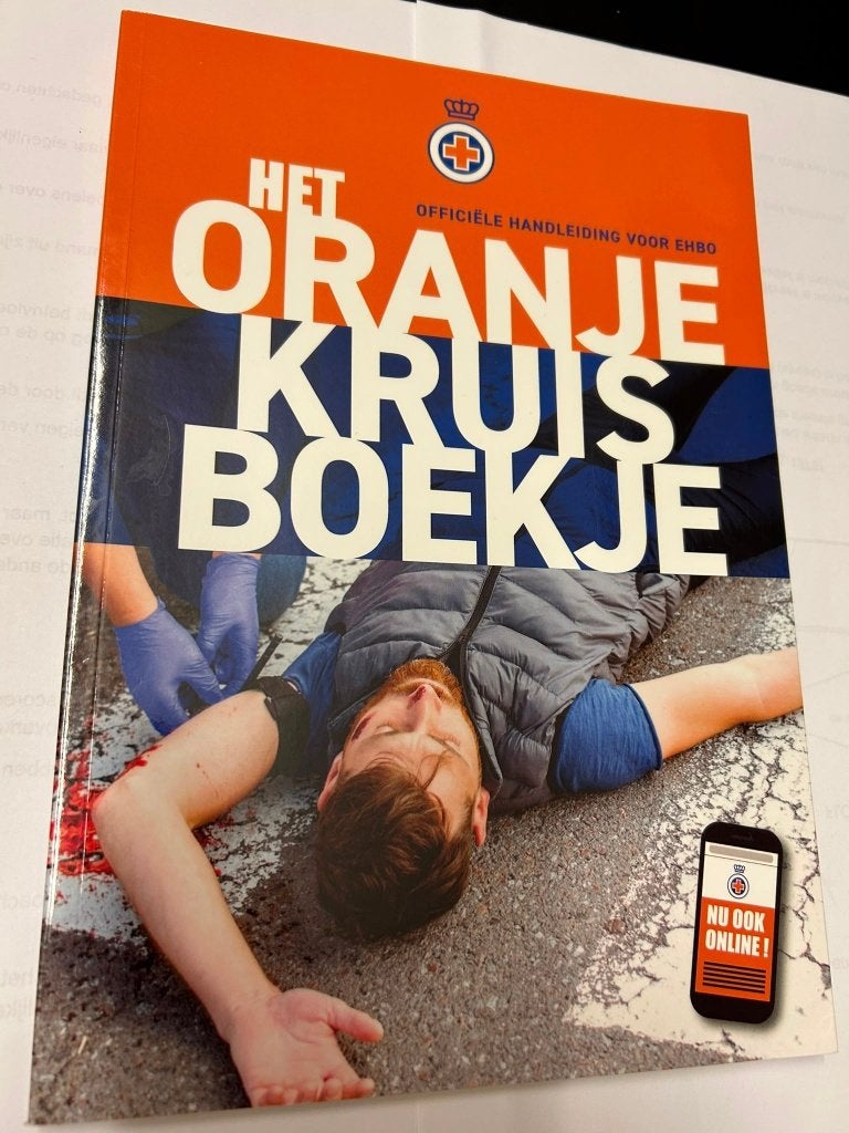 Het Oranje Kruis Boekje - Officiële Handleiding EHBO, Overige vakken, Het Oranje Kruis, Ophalen of Verzenden, Zo goed als nieuw