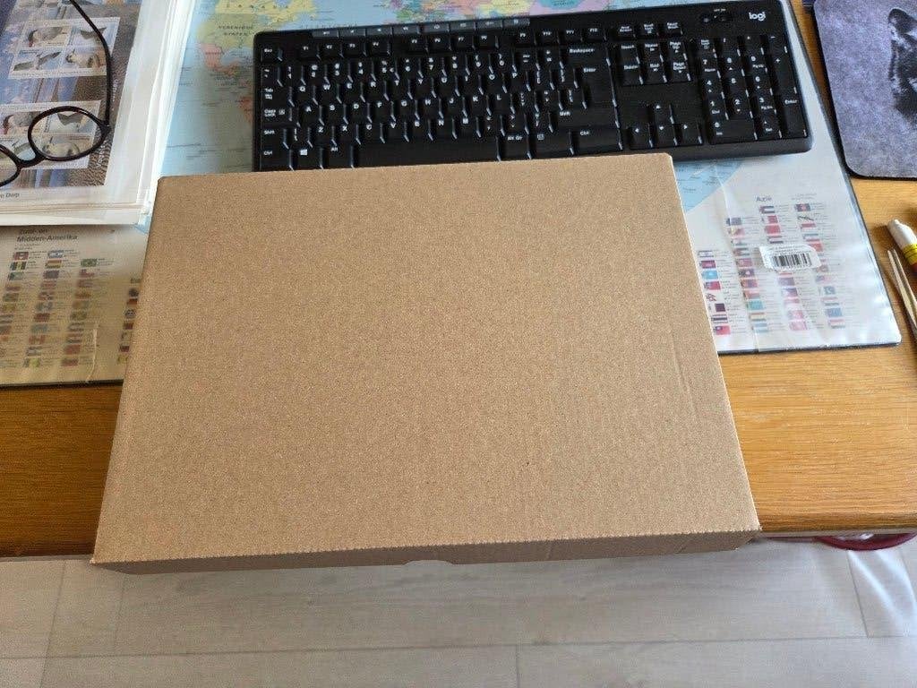 Doos met zegels en blokken., Postzegels en Munten, Postzegels | Volle albums en Verzamelingen, Verzenden, Nederland en Buitenland