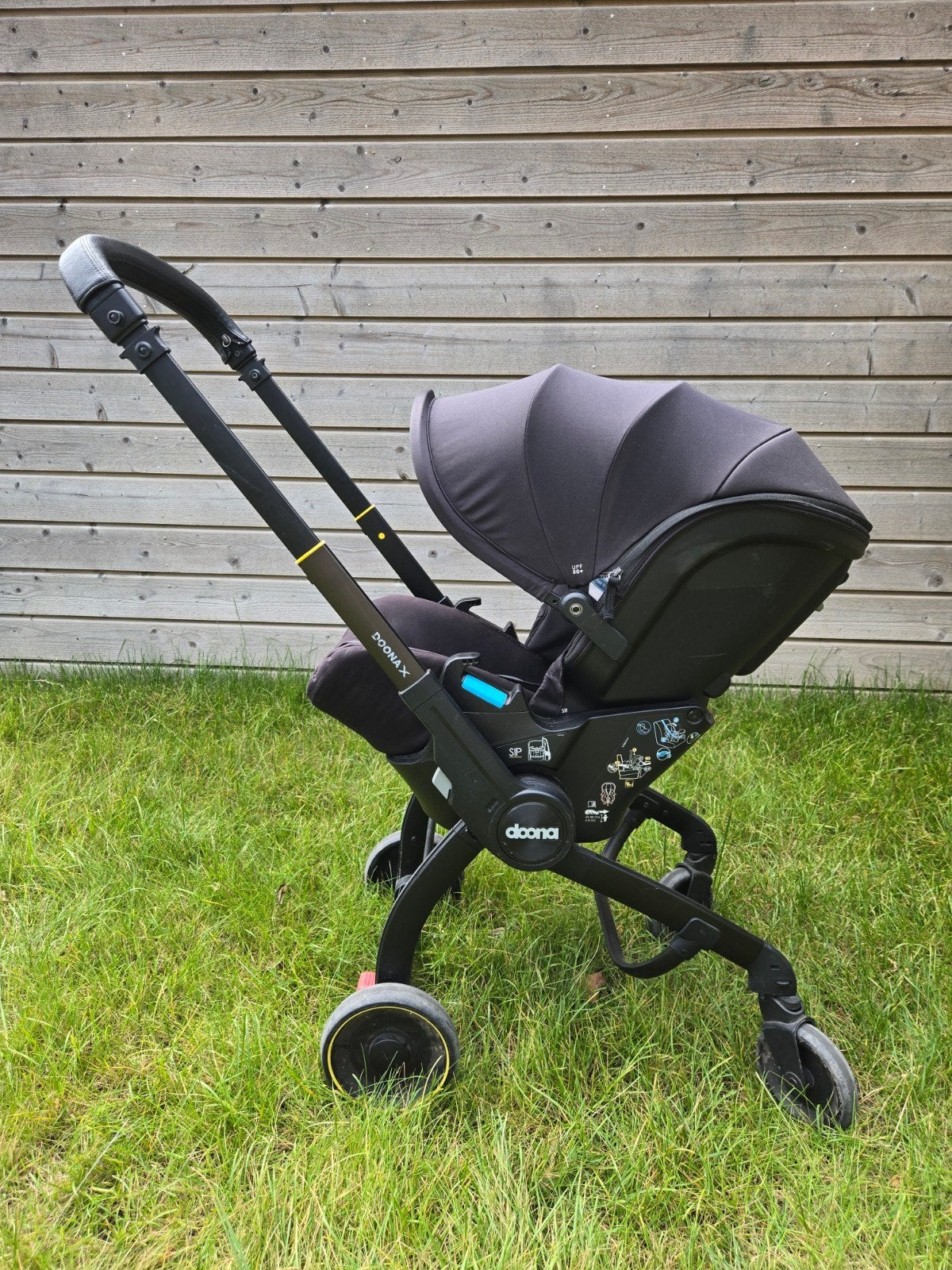 Doona X autostoel & kinderwagen 3-in-1 met accessoires, Zo goed als nieuw, Combiwagen, Met autostoeltje, Ophalen