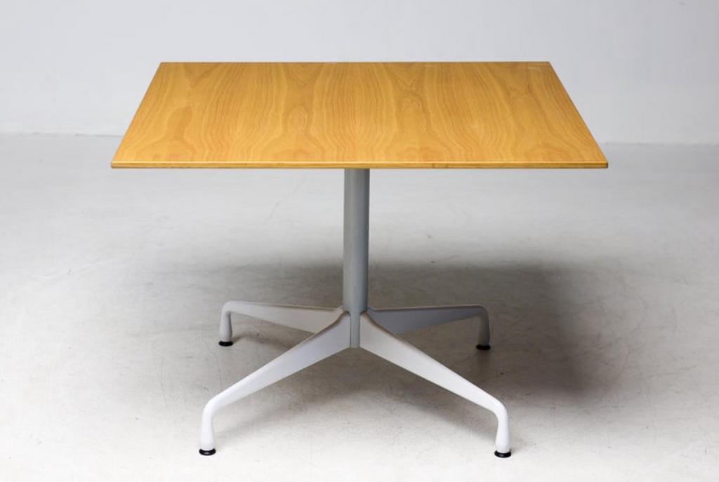 Vitra Segmented Base Dining Table — Charles & Ray Eames, Huis en Inrichting, Tafels | Eettafels, Ophalen, Overige materialen, 50 tot 100 cm