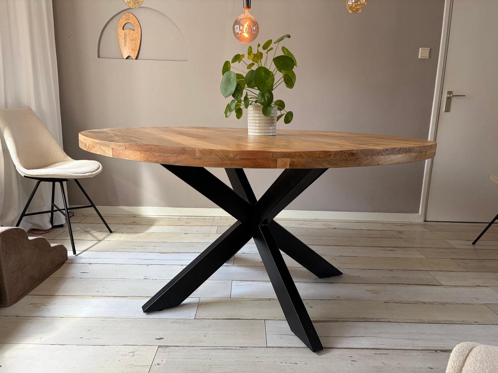 Ronde eettafel 1.60  mangohout met zwart metalen onderstel, Huis en Inrichting, Tafels | Eettafels, 100 tot 150 cm, 150 tot 200 cm