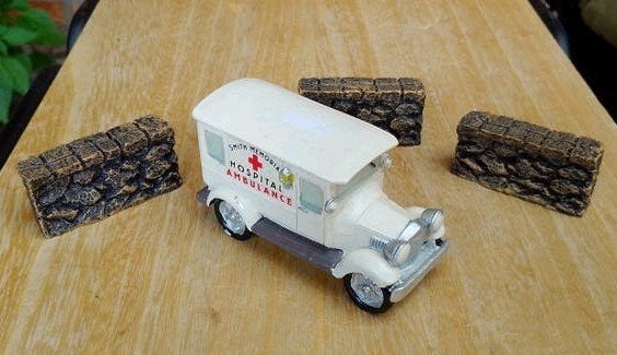 vintage ambulance voor bij kerstdorp + muurdelen, Ophalen of Verzenden, Zo goed als nieuw