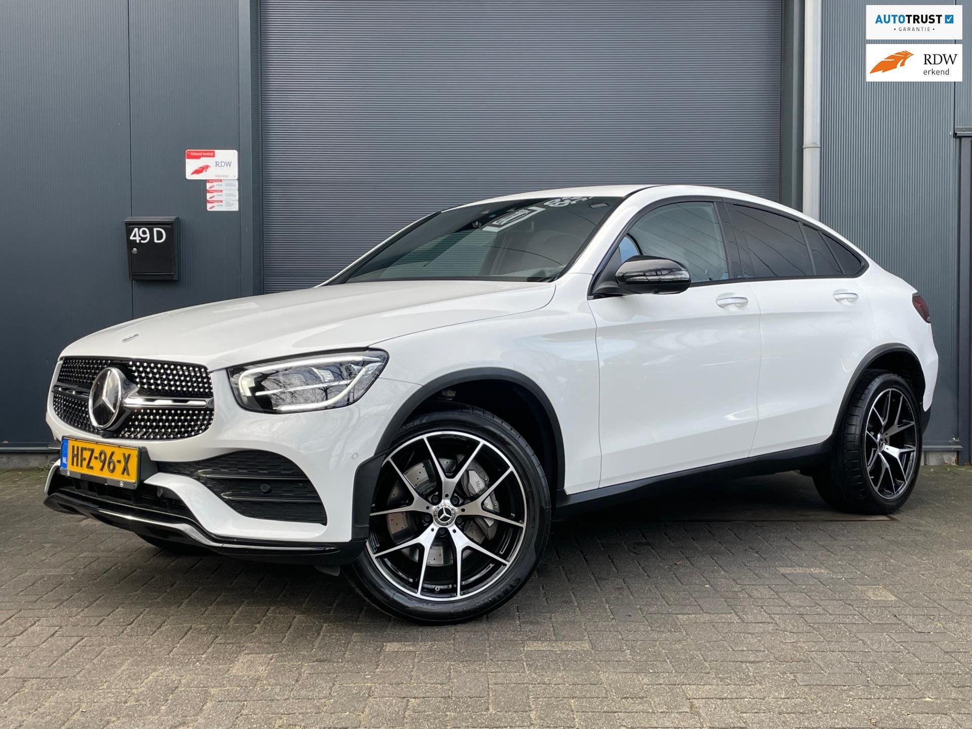 Mercedes-Benz GLC-klasse Coupé 300e 4MATIC Premium Plus AMG, Auto's, Automaat, Gebruikt, 2000 kg, Wit
