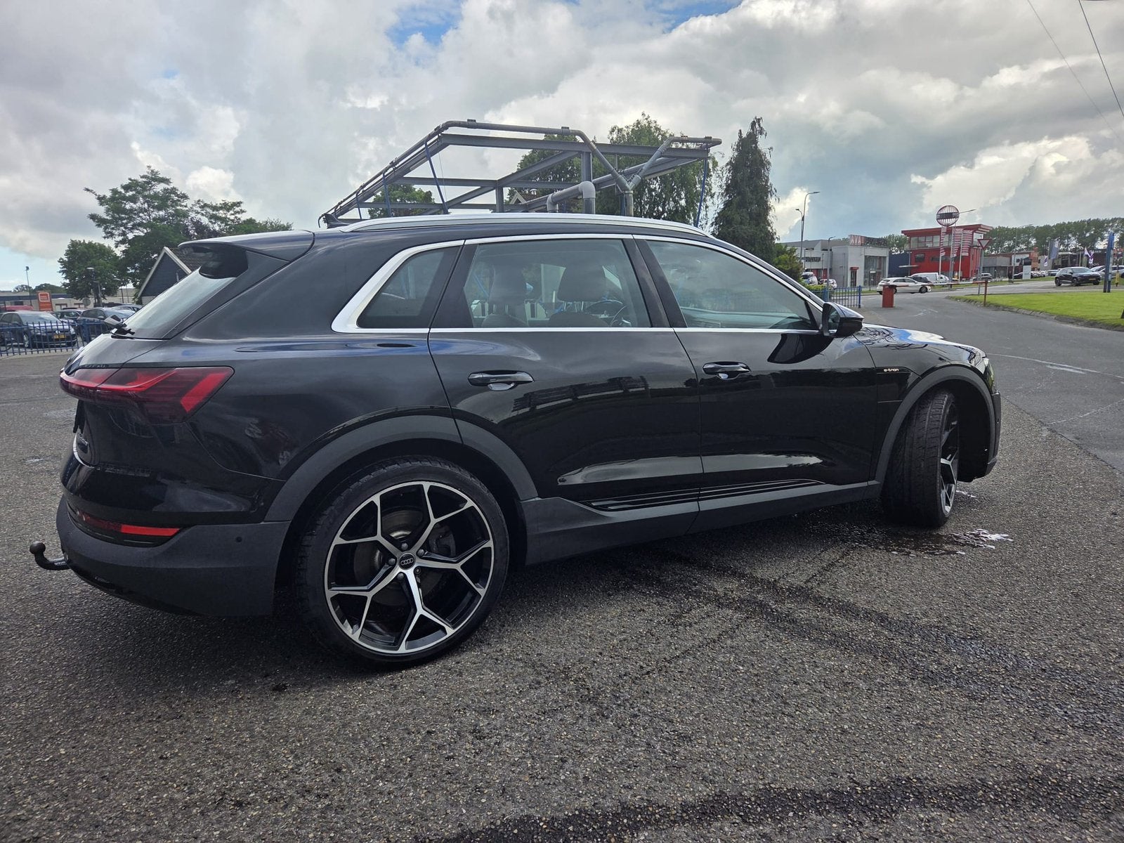 Audi e-tron 55 Quattro 360pk 2019 Zwart, Auto's, Audi, Automaat, 131 €/maand, 1800 kg, Zwart