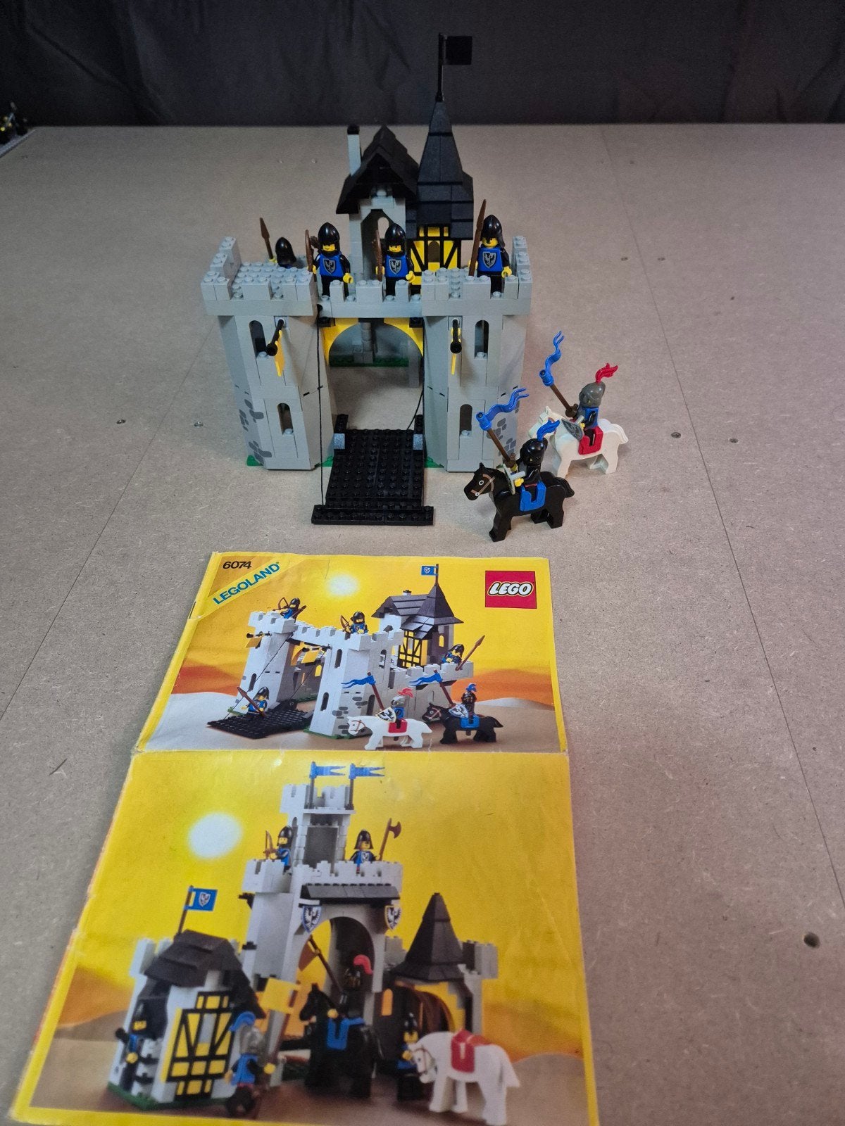 Lego 6074 Ridder kasteel met orginele vlag en pluimen, Gebruikt, Lego, Ophalen of Verzenden, Compleet