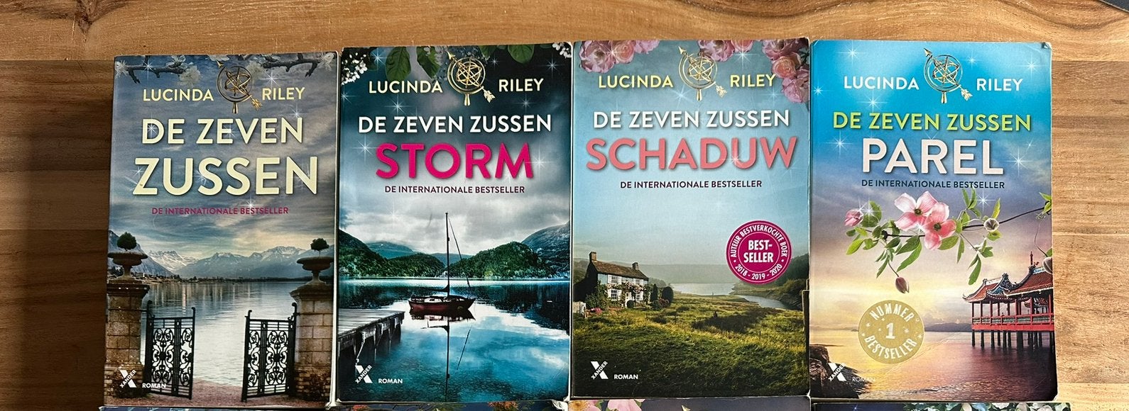 De Zeven Zussen van Lucinda Riley, deel 1tm 4, Ophalen of Verzenden, Gelezen