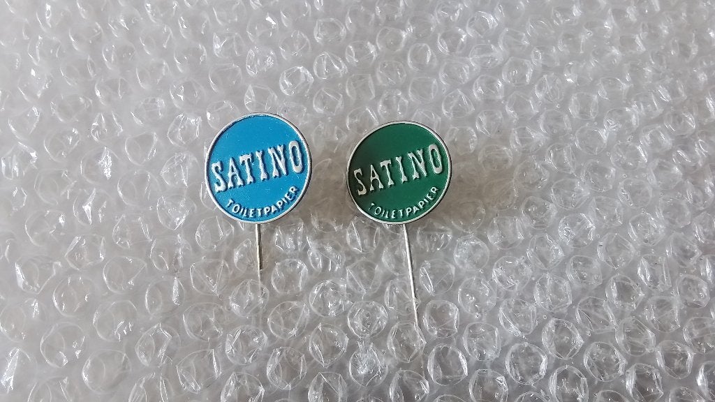 2 verschillende kleuren speldjes satino toiletpapier, Ophalen of Verzenden, Zo goed als nieuw, Overige onderwerpen