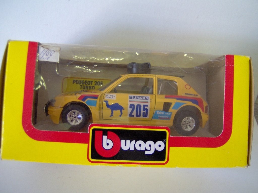 Bburago 9106 1988 Peugeot 205 Turbo met wiel op dak 1:25, Ophalen of Verzenden, Nieuw, Auto, Bburago
