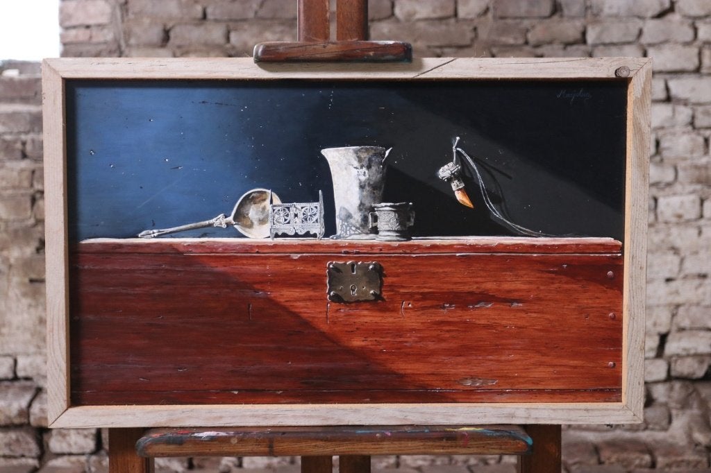 Stilleven tinnen vondsten op kist – Marjolein van den Berg, Antiek en Kunst, Ophalen, Acrylverf, Gesigneerd, Stilleven