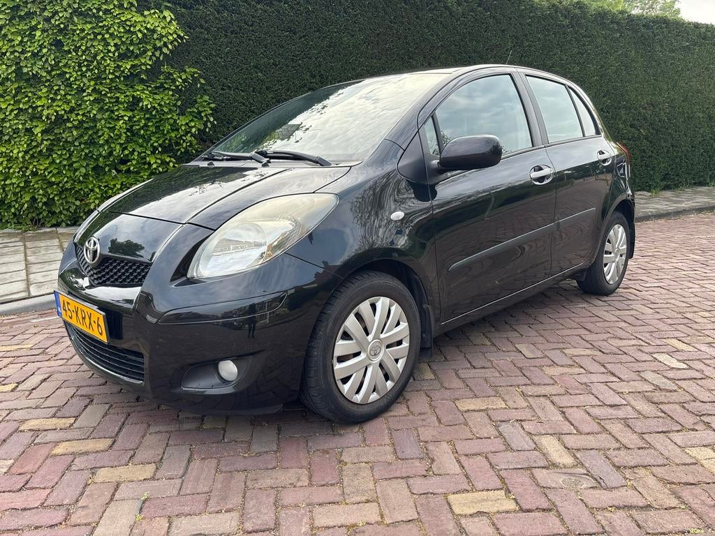 Toyota Yaris 1.3 16V Vvt-i 5DR 2010 Zwart, Auto's, Voorwielaandrijving, 1025 kg, 40 €/maand, 4 cilinders