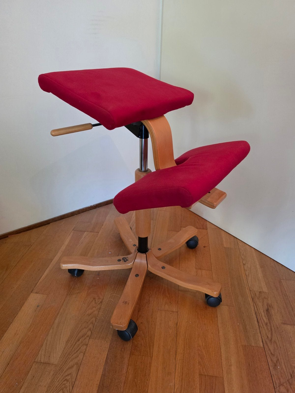 Ergonomische kniestoel merk Stokke, Ophalen, Gebruikt, Bureaustoel, Rood