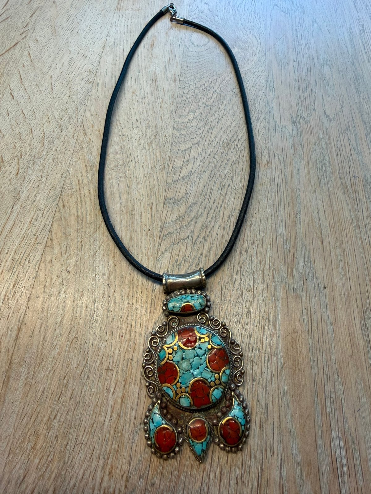 Ketting met hanger uitTibet met turkoois en koraal inleg, Met hanger, Zo goed als nieuw, Steen of Mineraal, Verzenden