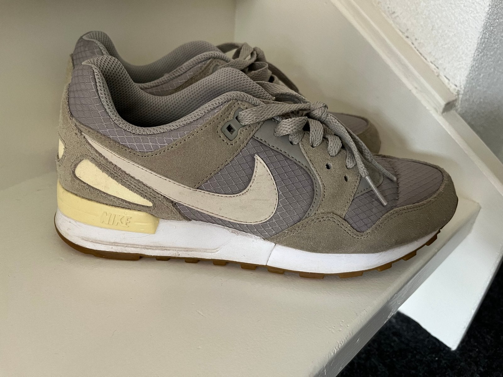 Nike Air Pegasus 89 sneakers - Gebruikt, Kleding | Dames, Ophalen of Verzenden, Gedragen, Grijs, Sneakers of Gympen
